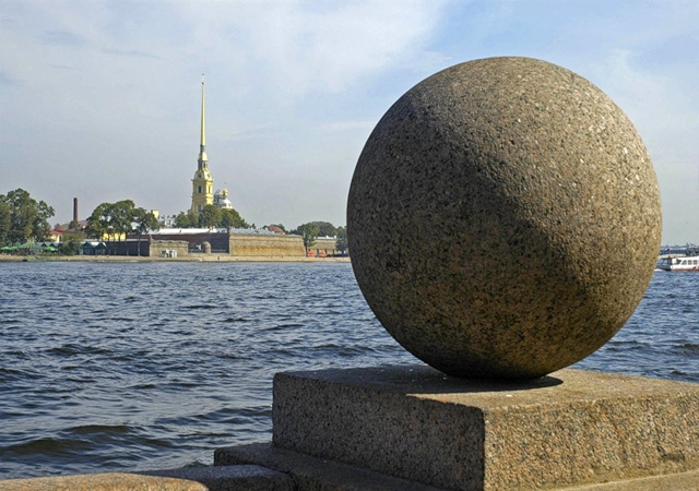Гранитный шар на набережной Невы в Санкт-Петербурге