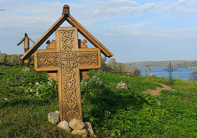 Деревянный крест, украшенный традиционной резьбой 