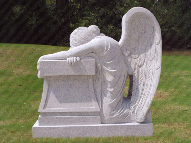 Надгробие из мрамора с фигурой ангела