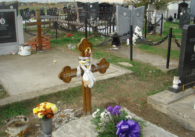 Временный памятник в виде креста на свежей могиле