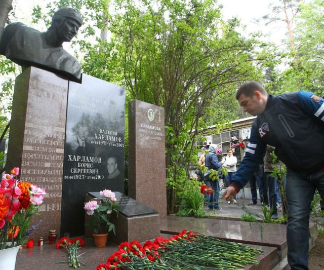 Возложение цветов на могилу Валерия Харламова