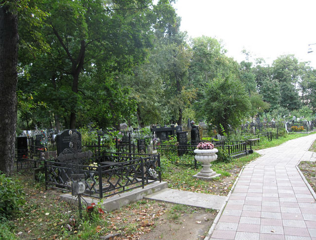 Вид на захоронения Миусского кладбища в Москве