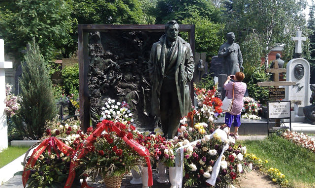 Памятник В. Тихонову на Новодевичьем кладбище