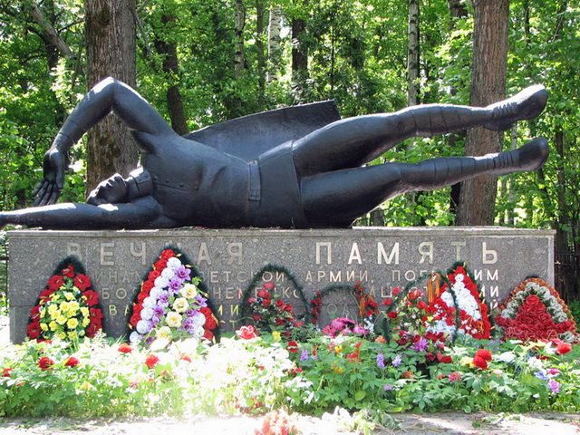 Памятник мемориала, архитектор О. Б. Голынкин, скульптор А. В. Дегтярёв