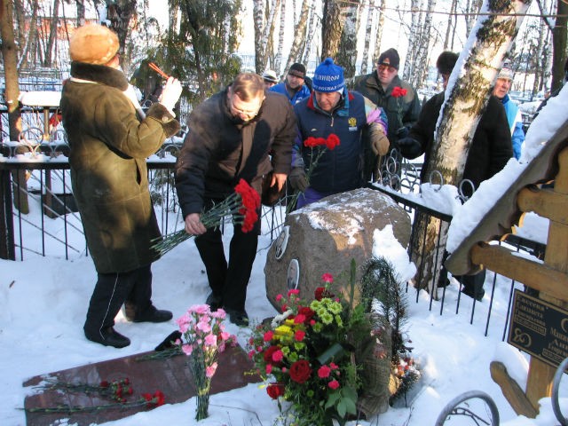 Возложение цветов на могилу Николая Манжосова