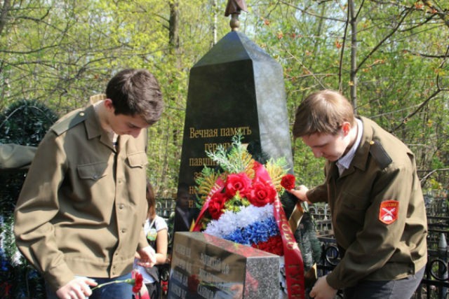 Возложение цветов к мемориалу на Баковском кладбище