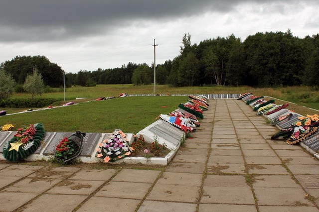 Мемориальные плиты на братском кладбище