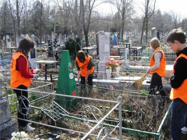 Волонтерская акция на Климовском кладбище