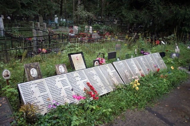 Мемориальные плиты братского кладбища