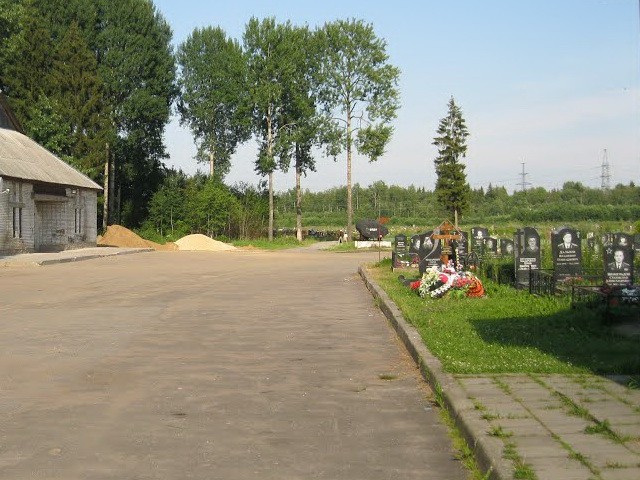 У входа на кладбище