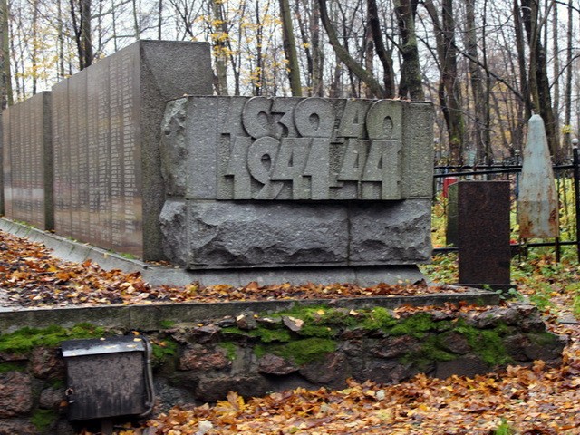 Фрагмент братского кладбища советских воинов