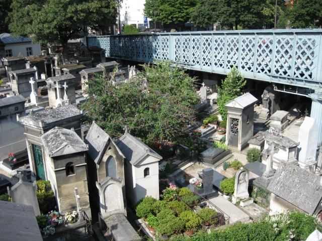 Кладбище Монмартр расположено ниже уровня улиц, а прямо над ним проложен автомобильный мост