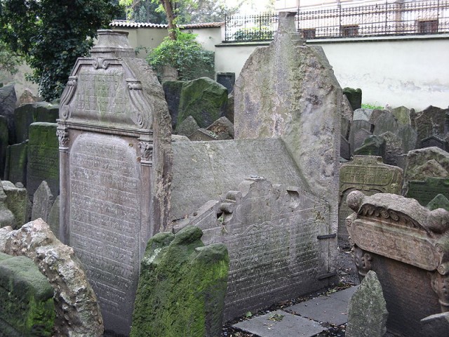 Могила Мордехая Майзела на Старом еврейском кладбище в Праге
