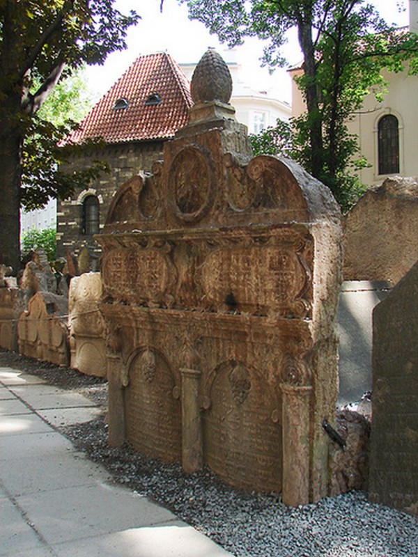 Могила рабби Лева на Старом еврейском кладбище в Праге