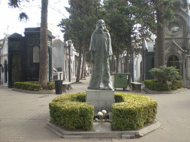 Скульптура Христа в центре кладбища