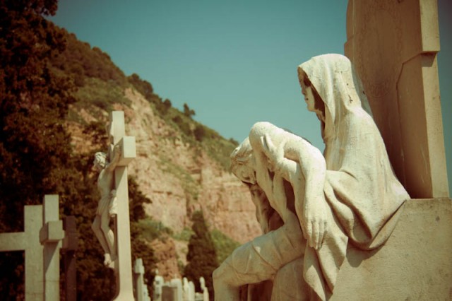 На кладбище представлены скульптуры классического и готического стиля