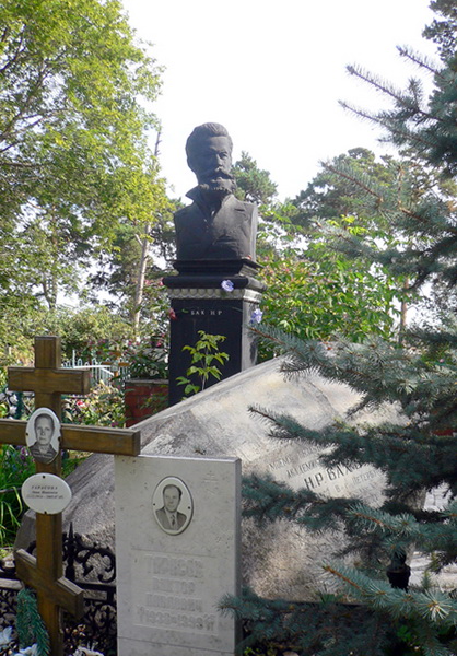 Могила скульптора Н. Р. Баха