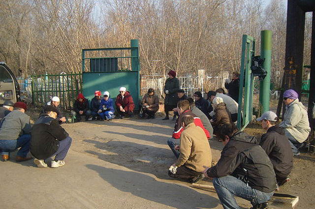 Участники субботника молятся перед уборкой на Мусульманском кладбище Омска