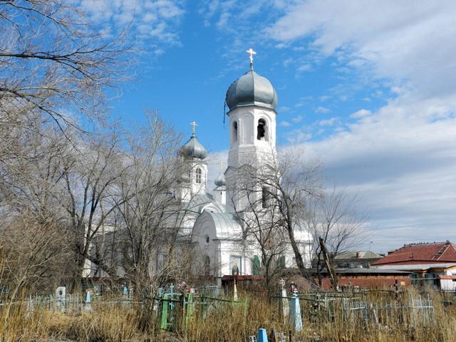 Вид на  церковь Дмитрия Солунского со стороны кладбища