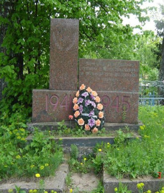 Мемориал военнослужащим на кладбище