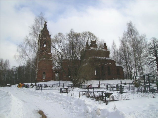 Вид на кладбище и церковь