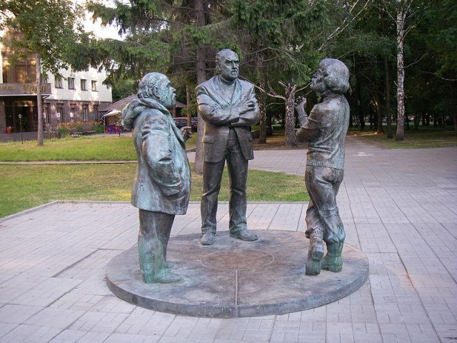 Памятник "Горожане. Разговор"