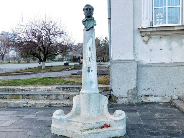 Памятник Микаэлу Налбандяну