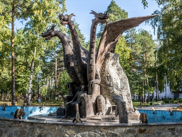 Памятник Кощею Бессмертному и Змею Горынычу