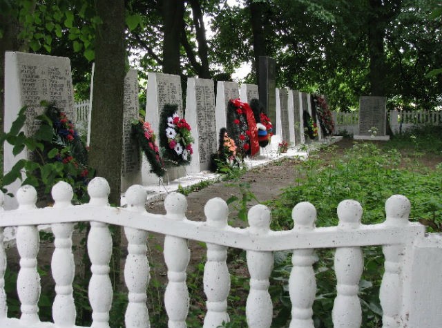 Братская могила рядом с кладбищем