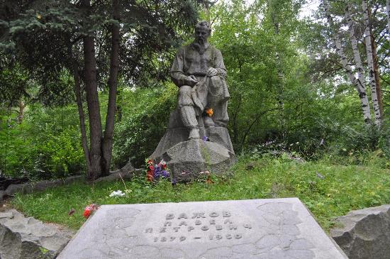 Памятник на могиле Павла Бажова