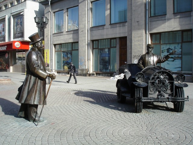 Памятник банкиру в Екатеринбурге