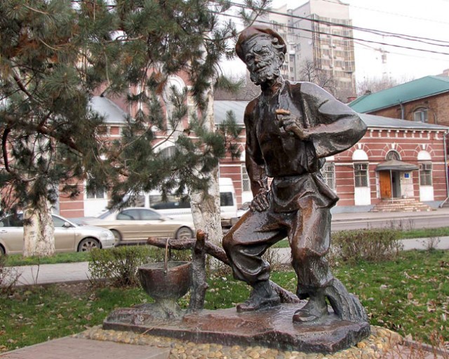 Памятник Деду Щукарю