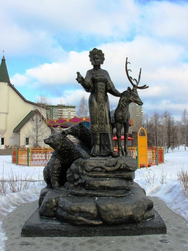 Скульптура "Хозяйка Медной горы" в Екатеринбурге