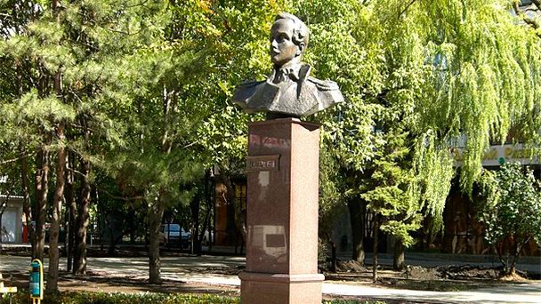 Памятник-бюст М. Ю. Лермонтова