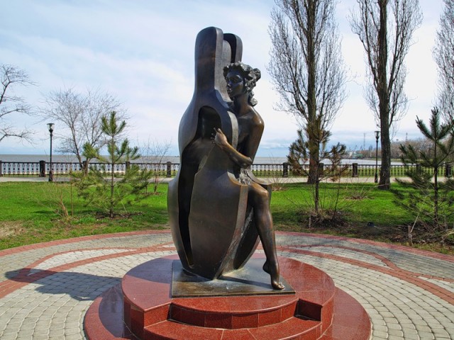 Памятник «Роман с контрабасом»