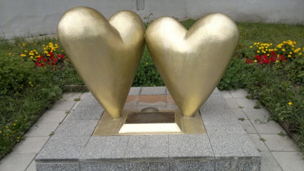 Скульптура "Влюбленные сердца" в Верхней Пышме