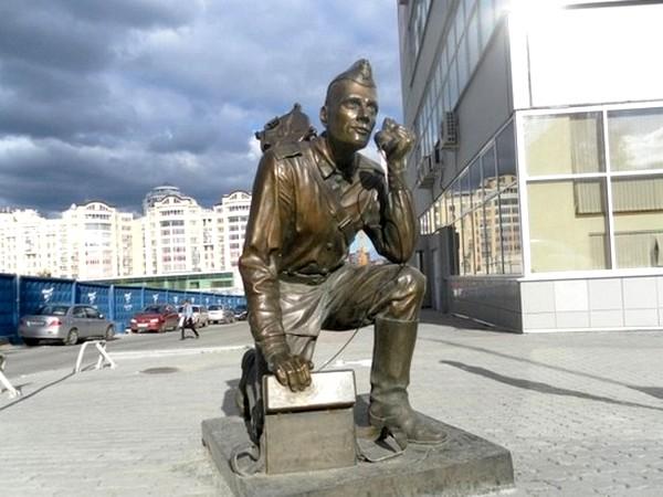 Памятник "Военный связист" в Екатеринбурге