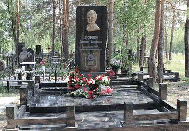 Мемориал на могиле народного артиста РСФСР Дементия Паротикова