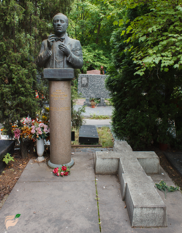 Памятник Ивану Козловскому