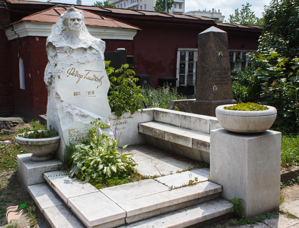 Памятник Федору Гладкову