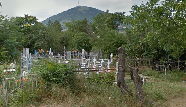 Вид на захоронения кладбища с улицы Котовского