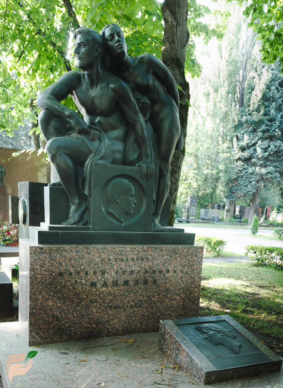Памятник Елене Янсон-Манизер