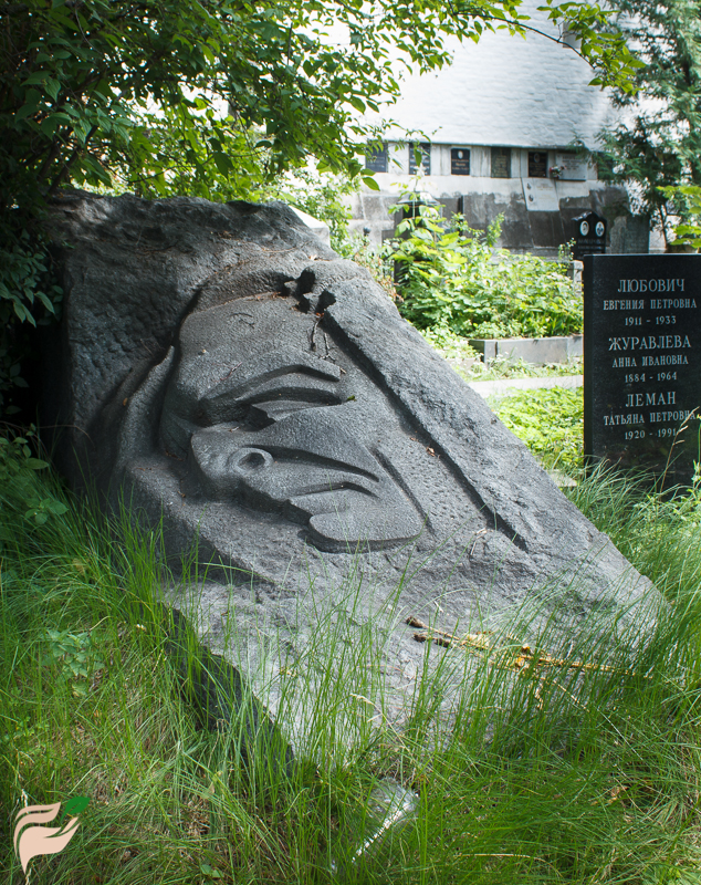 Памятник Владимиру Луговскому
