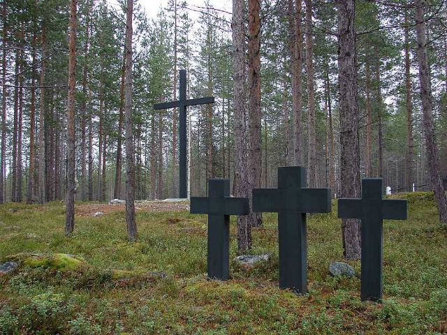 Надмогильные кресты на Немецком кладбище в Кандалакше