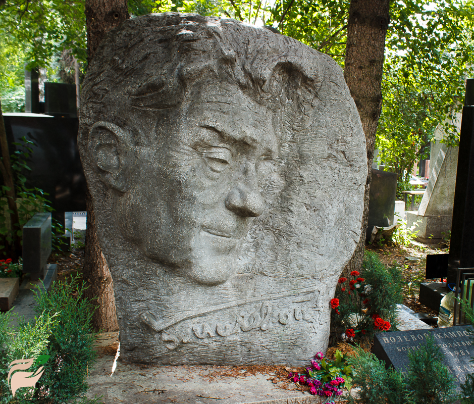 Памятник Борису Полевому