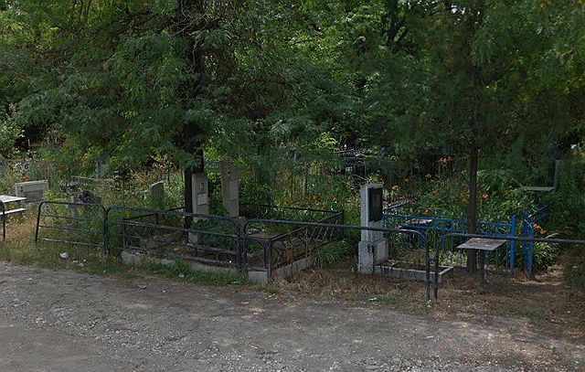 Вид на захоронения с улицы Пожарского