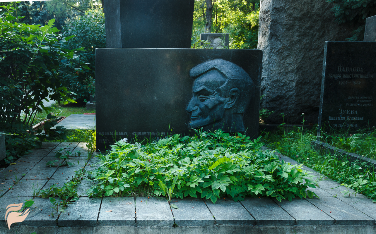 Памятник Михаила Светлова