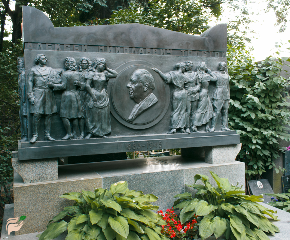 Памятник Алексею Толстому
