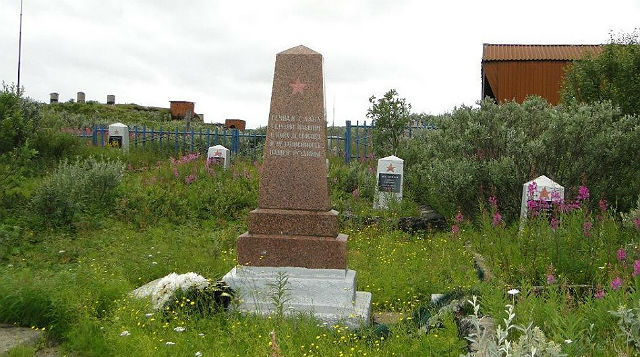Памятник героям войны на Военном кладбище Островного