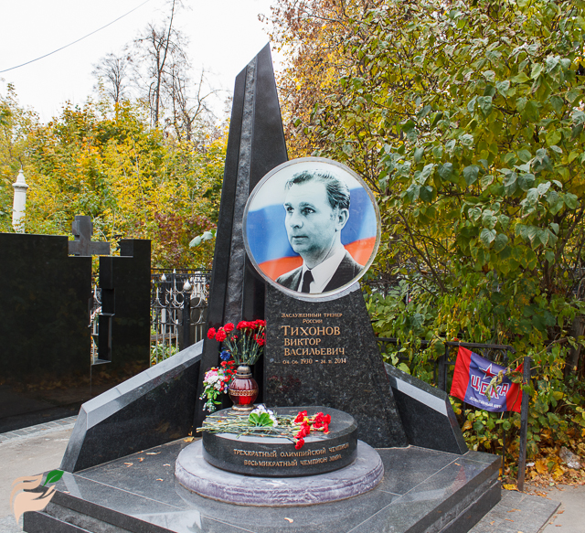 Памятник Виктору Тихонову